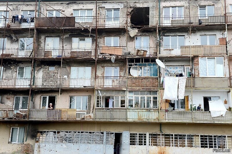 В каком из городов у нас шли боевые действия, что на здании следы от боеприпасов?
Не знаю за другие фото. Скажу за Самару (жил там когда учился). Так вот такие дома как на фото там действительно есть, в старом центре. Дома эти частные, застройщик пытался выкупать их (не знаю уж на каких условиях), но люди застройщику их не продавали, а прописывали туда по максимуму родственников, чтобы потом от застройщика выцыганить квартиру с площадью положенной на человека нормативно. Вот такие схемы.