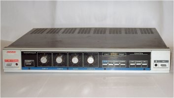 До сих пор в гараже стоит такой усилок, работает как не бывало)
Единственное - пришлось перепаивать аудиовыходы, так как родные были сломаны. 
А так, подключаю телефон через него к колонкам) Играет, функции свои выполняет, уже десятки лет)))