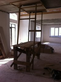 Ахахах))) Жму лапу!! Вот такую байду я скрутил часа за 3 из досок прямо на своем козлике на глаз)) Тоже помощников не было пока строил дом))