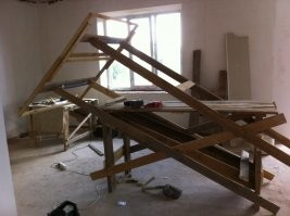 Ахахах))) Жму лапу!! Вот такую байду я скрутил часа за 3 из досок прямо на своем козлике на глаз)) Тоже помощников не было пока строил дом))