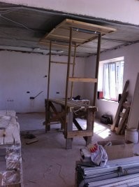 Ахахах))) Жму лапу!! Вот такую байду я скрутил часа за 3 из досок прямо на своем козлике на глаз)) Тоже помощников не было пока строил дом))