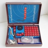 у меня такой был конструктор- можно было без пайки собирать рабочие элетронные схемы- приемники- звуковые генераторы- и даже радиостанцию небольшой мощности