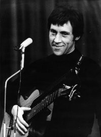 Блин, мне привычный такой образ, а тут даже и не узнал.