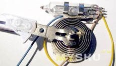 В старых комнатных терморегуляторах ртутный выключатель крепили к концу биметаллической спирали, которая выполняла роль датчика температуры. При нагреве спираль раскручивалась, колба наклонялась и контакты размыкались. Так что ошибки нет.