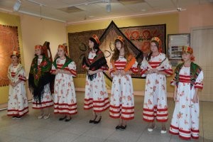 Детский лепет! Самая жесть (слабонервным беременным детям - сейчас же отойти от экранов!!!) - это ШКОЛЬНЫЙ ТЕАТР!!! В постановке по "Кайдашевой семье" бабка, мать и дочь - ОДНОГОДКИ!!!!
Картинка из интернетов, просто для иллюстрации