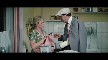 Красные банки в белый горошек