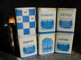 У родителей был набор таких, как верхняя левая, с надписью "Рис" - в синюю клетку. У отца до сих пор несколько банок осталось: