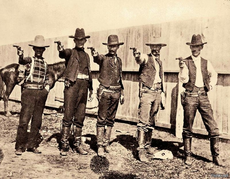 Насчет ковбойских шляп-эрунда полная. Единой униформы в те времена -конечно не было, но чем широкие поля необходимы для отвода дождевой воды от тела, защиты от солнца. На всех фотографиях начала 20-го века, почти все ковбои в широкополых шляпах-от стетсона до сомбреро.