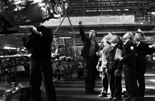 Вот самое недооценённое явление которое было в Советском Союзе.
До 90-х годов дети без всяких проблем допускались на территории предприятий (может не всех, но допускались). С родителями, дедушками-бабушками, экскурсиями ребята знакомились с новой для себя технологической стороной жизни. Практически каждый советский ребенок хоть раз но коротал время у мамы-папы на работе. Мне дед провел обстоятельную экскурсию по медеплавильному комбинату, а отец научил ездить на белазе раньше, чем на москвиче.
А что же сейчас? Сейчас попасть ребенку на предприятие оооочень проблематично. Родители и учителя даже не рискнут иметь дело со службой безопасности и руководством предприятий. И всё - для современных детей заводы стали терра инкогнита, а зачем идти работать туда где непонятно, сложно и с 8 до 17 нужно сидеть безвылазно за забором. Так и возникает кадровый голод. Проще стать фотографом-блогером-манагером, чем инженером-сталеваром-технологом.