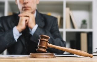 Наверняка со слов адвоката потерпевших: "Двое молодых людей просто прогуливались лунной ночью. Ведь как известно, вечерние прогулки только улучшают качество сна. И вот один из ребят увидел во дворе одного шикарного пса, настолько красивого, что он не смог сдержать своего порыва погладить это великолепное творение природы. Хоть ночь была и лунная, но в темноте молодые люди не смогли найти калитку, ведущую во двор, после чего они решили перелезть через забор, отдельно эту шалость они признают, и крайне раскаиваются в таком глупом ребячестве и в проникновении на частную территорию абсолютно без злого умысла.
У одного из ребят после работы остался в рюкзаке бутреброд взятый на обед и им же они и решили угостить благородного пса. Но так как у одного из пострадавших тоже дома есть собака, то благородный пёс, которого они добродушно угощали бутербродом, скорее всего почувствовал запах чужой собаки, после чего внезапно обозлился, зарычал и набросился в порыве первобытной агрессии на ни в чём неповинных молодых людей"