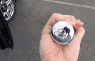 А как Вы думаете для чего показали ручку зонта ?