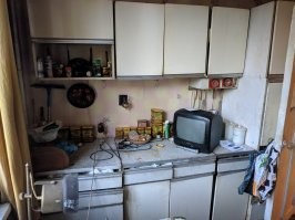 Есть, есть таки у пожилых людей страсть к накопительству. К сожалению, в большинстве случаев копят они хлам. Померла тетка жены. Осталась квартира. Состояние - ну точно как в посте: горы вещей. С одной разницей. Хоть сколько-нибудь ценных вещей - ни одной. Меховые шапки - и те сожранные молью. А жила тетка при Союзе небедно, то в Германии работала, то на Севере. По меркам СССР очень даже кучеряво. Но на 2020 год уже ценности стали другие. Кого удивишь югославской мебелью 1974 года? Или стиралкой с центрифугой "Чайка-3"? В общем, ни золота-серебра, ни царских полтинников... Оставили себе только хрустальные фужеры. Ну и библиотека фантастики и детективов оказалась неплохая. Правда, я всё это уже читал. Но книги выбрасывать рука не поднимается.