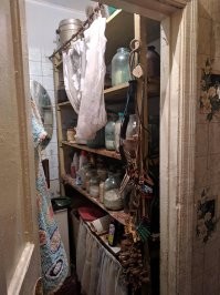 Есть, есть таки у пожилых людей страсть к накопительству. К сожалению, в большинстве случаев копят они хлам. Померла тетка жены. Осталась квартира. Состояние - ну точно как в посте: горы вещей. С одной разницей. Хоть сколько-нибудь ценных вещей - ни одной. Меховые шапки - и те сожранные молью. А жила тетка при Союзе небедно, то в Германии работала, то на Севере. По меркам СССР очень даже кучеряво. Но на 2020 год уже ценности стали другие. Кого удивишь югославской мебелью 1974 года? Или стиралкой с центрифугой "Чайка-3"? В общем, ни золота-серебра, ни царских полтинников... Оставили себе только хрустальные фужеры. Ну и библиотека фантастики и детективов оказалась неплохая. Правда, я всё это уже читал. Но книги выбрасывать рука не поднимается.