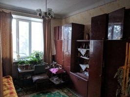 Есть, есть таки у пожилых людей страсть к накопительству. К сожалению, в большинстве случаев копят они хлам. Померла тетка жены. Осталась квартира. Состояние - ну точно как в посте: горы вещей. С одной разницей. Хоть сколько-нибудь ценных вещей - ни одной. Меховые шапки - и те сожранные молью. А жила тетка при Союзе небедно, то в Германии работала, то на Севере. По меркам СССР очень даже кучеряво. Но на 2020 год уже ценности стали другие. Кого удивишь югославской мебелью 1974 года? Или стиралкой с центрифугой "Чайка-3"? В общем, ни золота-серебра, ни царских полтинников... Оставили себе только хрустальные фужеры. Ну и библиотека фантастики и детективов оказалась неплохая. Правда, я всё это уже читал. Но книги выбрасывать рука не поднимается.