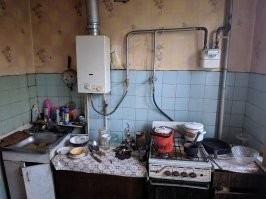 Есть, есть таки у пожилых людей страсть к накопительству. К сожалению, в большинстве случаев копят они хлам. Померла тетка жены. Осталась квартира. Состояние - ну точно как в посте: горы вещей. С одной разницей. Хоть сколько-нибудь ценных вещей - ни одной. Меховые шапки - и те сожранные молью. А жила тетка при Союзе небедно, то в Германии работала, то на Севере. По меркам СССР очень даже кучеряво. Но на 2020 год уже ценности стали другие. Кого удивишь югославской мебелью 1974 года? Или стиралкой с центрифугой "Чайка-3"? В общем, ни золота-серебра, ни царских полтинников... Оставили себе только хрустальные фужеры. Ну и библиотека фантастики и детективов оказалась неплохая. Правда, я всё это уже читал. Но книги выбрасывать рука не поднимается.