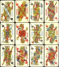у меня была колода с картами Майя. В СССР редкая , их выпустили небольшим тиражом . История колоды. В 1975-м в честь cтоль знаменательного открытия Юрия Кнорозова (за свои труды он получил Государственную премию СССР) . Советский ученый , расшифровавший письменность майя . Многие пытались до него , но не смогли. Расшифровка персонажей на картах, у каждой карты есть свой прототип - известный мифический персонаж. Если сравнивать рисунки на картах и древние изображения индейских богов на керамике, найденные в тех местах, где жили майя, можно предположить, что король пик мог олицетворять божество по имени К'аш-ши Чак, который считался покровителем земледельцев и лесорубов. Чак считался и повелителем водной стихии.Пиковая дама – это, скорее всего, знаменитая «Красная богиня», супруга Чака, которая входила в число богов-творцов. Узнать ее на древних изображениях можно по клубку из змей на голове, а на карте Свешникова на голове у нее только одна змея. Трефовый король изображает бога Ицамна (верховное божество майя), а дама – его супругу Иш-Чель, покровительницу врачевания, материнства и ткачества. На карте эта королева изображена с двумя косами. Древние индейцы майя изображали Иш-Чель тоже с косами, только обычно не с двумя, а с четырьмя. Что касается валетов, то можно предположить, что под ними подразумеваются четыре знаменитых брата (божества-бакабы): Хобниль, Кан-Цик-Наль, Сак-Кими и Хосан-Эк. Индейцы майя верили, что эти мифические персонажи стоят по четырем углам Вселенной (по сути это четыре стороны света) и поддерживают небесный свод, чтобы он не упал на землю.Пиковый туз – это мифический пернатый змей Кетцалькоатль, а червовый король – это, скорее всего, Королева Кабель, жена Кинич Б’Алама II. Кабель была величайшей представительницей власти позднего классического периода эпохи майя, управляя государством вместе с супругом более 20 лет (с 672 по 692 гг.).