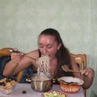 Во, блин, как девку то раскорячило, макароны же есть неудобно. Точно фотошоп, в оригинале все было, наверное, так: