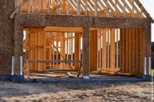 Мда... Одна неловкая фраза - и ты диванный эксперт:-) Ну ок. В свою защиту могу показать следующее(фото ниже). Это каркасный дом по Американской технологии, ещё не облицованный. На фото, как я и говорил, мы видим говно(ДСП) и палки(рейки каркаса).