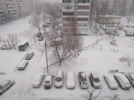 Ну да, сли натыкать носом в цифры, то дело сразу становится  не в них.
 Так вот, и по качеству автопарка мы недалеко от Ливана - 

Средний возраст легковых автомобилей в России на начало августа 2020 года составил 13,6 года, по данным аналитического агентства «Автостат». В 2019 году аналогичное исследование агентства показало, что средний возраст автомобилей был чуть меньше   13,4 года.

Негативные тенденции в российском парке автомобилей набирают обороты: для сравнения, в 2011 году, когда продажи новых автомобилей в стране были на высоком уровне, средний возраст легковушки в РФ составлял 11,8 года. Кардинально ситуация началась ухудшаться после 2014 года, когда рынок новых автомобилей упал практически вдвое из-за снижения курса рубля.

В зависимости от региона возраст локального автопарка может отличаться значительно. Так, в Москве, где уровень зарплат выше, показатель среднего возраста автомобиля составляет 10,2 года, лучше эти цифры только у Татарстана   10 лет. Схожие данные «Автостат» приводит по Санкт-Петербургу (10,8 года), Ханты-Мансийскому автономному округу (10,8) и Пермскому краю (11,1 года).



Вы даже в окно смотрите сквозь розовые очки. Фото из вашего поста - перед 9-этажкой пара десятков автомобилей на 120-140 квартир. Где огромные пробки и негде ставить?