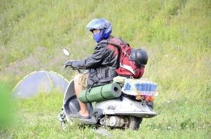 Да, действительно позитивная подборка фото) Добавлю и от себя немного: водитель скутера - "Всё своё ношу с собой", ящер с интересом "Смотрящий передачу" про своих сородичей на планшете и клубника, которую специально не придумаешь )))