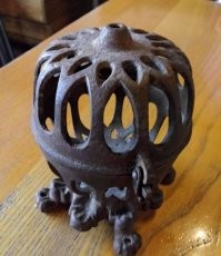 Это все для того что бы котейкам клубок не достался!