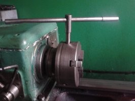 "вспоминаю токарный станок" и летящий ключ.
Частенько забывали вытянуть.