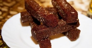 Дядя Фёдор Вы неправильно делаете, - хлеб нужно превратить в гренку, а затем натереть чесноком.