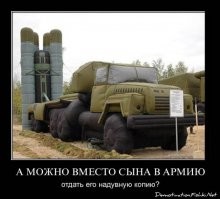 Семейная пара слепила из снега красный Ferrari в натуральную величину