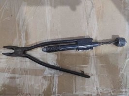 Твистер, контрить гайки, болты и всякую хрень)))), шоб от вибрации в авиации ето не открутилось. Заказ с америки 1 200 р без стомости пересыла, а производитель - малайзия. Для диаметра ,6.     ,8.(диаметр нитка или леска)    Тонкий инструмет.