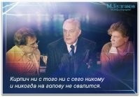 Ледяная глыба упала на припаркованный у жилого дома автомобиль с водителем