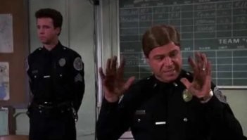 Девушка нанесла на волосы суперклей