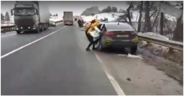 Редкий пример взаимопомощи на дорогах.
Неравнодушные водители собирают товар с перевернувшейся фуры, что бы скорее доставить его в магазин.