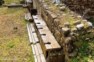 Греция, древний македонский город Дион. Общественный туалет. Это эпоха Александра Македонского, 4й век до н.э. На одном из этих стульчаков когда то посиживал сам Александр.