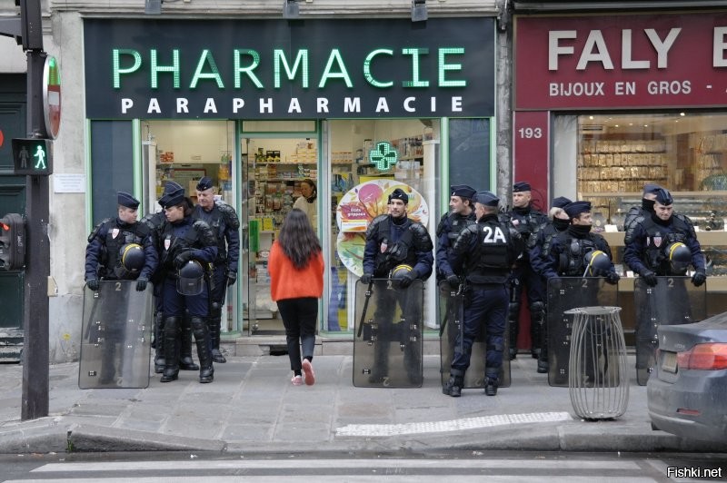 Особенно в районе Сен-Дени хамов нет,все миролюбивые