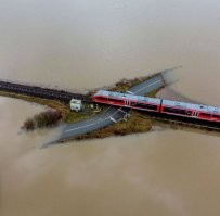 Сразу вспомнил мультфильм Хаяо Миядзаки"Унесённые призраками"...