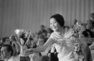 Наталья Аринбасарова - первая и единственная советская актриса, удостоенная главного приза Венецианского кинофестиваля. Наталья обошла американскую кинозвезду Джейн Фонда, встав в один ряд с такими актрисами-обладательницами Кубка Вольпи как Вивьен Ли, Кэтрин Хёпберн, Ингрид Бергман, Ширли Маклейн и др. Благодаря советским стилистам Наталья Аринбасарова на церемонии вручения Венеция, 1966 выглядела потрясающе!