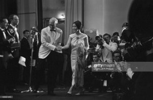 Наталья Аринбасарова - первая и единственная советская актриса, удостоенная главного приза Венецианского кинофестиваля. Наталья обошла американскую кинозвезду Джейн Фонда, встав в один ряд с такими актрисами-обладательницами Кубка Вольпи как Вивьен Ли, Кэтрин Хёпберн, Ингрид Бергман, Ширли Маклейн и др. Благодаря советским стилистам Наталья Аринбасарова на церемонии вручения Венеция, 1966 выглядела потрясающе!