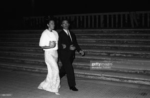 Наталья Аринбасарова - первая и единственная советская актриса, удостоенная главного приза Венецианского кинофестиваля. Наталья обошла американскую кинозвезду Джейн Фонда, встав в один ряд с такими актрисами-обладательницами Кубка Вольпи как Вивьен Ли, Кэтрин Хёпберн, Ингрид Бергман, Ширли Маклейн и др. Благодаря советским стилистам Наталья Аринбасарова на церемонии вручения Венеция, 1966 выглядела потрясающе!