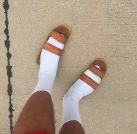 Не один. Тут больше половины - полный бред. А вот это я вообще не понял. Какая связь между сумками и тапками? Или носками?