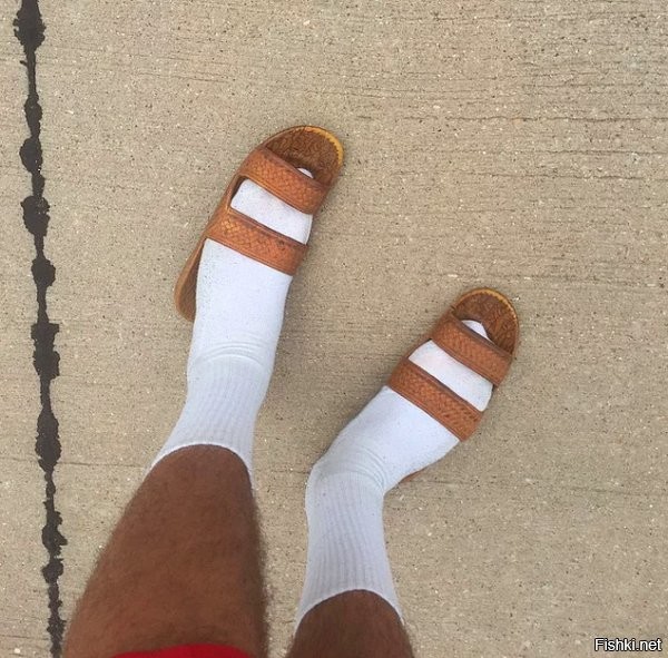 Не один. Тут больше половины - полный бред. А вот это я вообще не понял. Какая связь между сумками и тапками? Или носками?