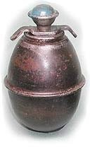 В нашей и англоязычной военной литературе эта граната именуется как граната М-39, однако в Германии она именовалась как Eihandgranaten 39.
Для применения гранаты необходимо отвинтить колпачек в верхней  части рукоятки.  Далее следует энергично выдернуть шнурок, прикрепленный к колпачку  и немедленно бросить гранату в цель.
Т.е. эти колечки именно для крепления и переноски, взрыватель терочного типа с противоположной стороны.