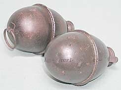 В нашей и англоязычной военной литературе эта граната именуется как граната М-39, однако в Германии она именовалась как Eihandgranaten 39.
Для применения гранаты необходимо отвинтить колпачек в верхней  части рукоятки.  Далее следует энергично выдернуть шнурок, прикрепленный к колпачку  и немедленно бросить гранату в цель.
Т.е. эти колечки именно для крепления и переноски, взрыватель терочного типа с противоположной стороны.