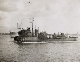 Греческий эсминец Адриас. 22-10-1943, во время боевого похода в Средиземном море, возле острова Калимнос подорвался на мине и потерял носовую часть. Корабль остался на плаву и смог зайти в турецкий порт. После мелкого ремонта, 1-12-1942 вернулся на свою базу в Александрию Египта, все так же без носа - под фанфары и приветствия всего британского флота.