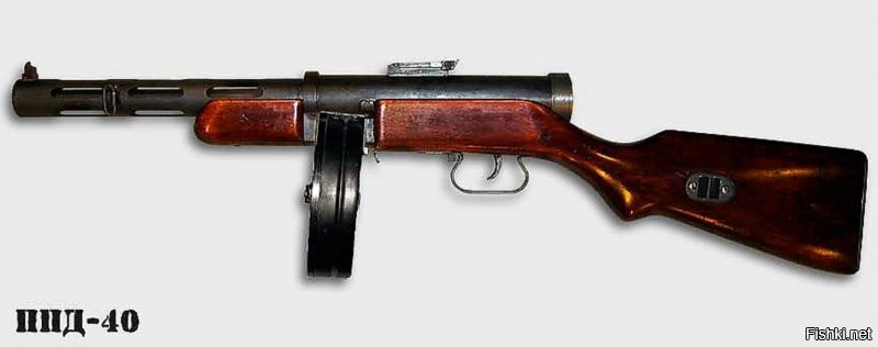 У Гайдара на коленях ППД-7,62-мм, пистолет-пулемёт   системы Дегтярёва