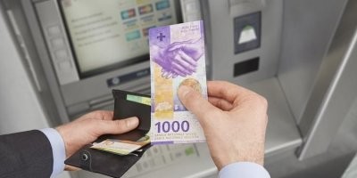 1 Швейцарский франк равно - 0,92 Евро
10 000 Швейцарский франк равно - 9 231,12 Евро
10 000 Швейцарский франк равно - 830 296,91 Российский рубль
1 000 Швейцарский франк равно - 923,11 Евро

 Купюра 1000 франков является самой дорогой банкнотой, находящейся в обращении в мире. 5 марта 2019 года Национальный банк Швейцарии представил миру новую купюру 1000 франков. Банкнота является предпоследней представительницей новой девятой серии под названием «Многосторонняя Швейцария».

 А мужик просто дурень. так же как и закон в Швейцарии.

Фальшивомонетчика приговорили к трём годам лишения свободы условно по обвинению в мошенничестве, подделке и обращении фальшивых денег.