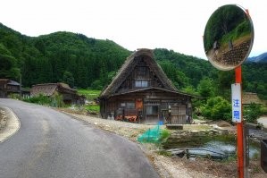 1. Сельский японский туалет на садовом участке.
2. Сиракава-го: самая известная деревня Японии.
3. Минка - традиционный японский дом