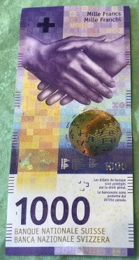 1 Швейцарский франк равно - 0,92 Евро
10 000 Швейцарский франк равно - 9 231,12 Евро
10 000 Швейцарский франк равно - 830 296,91 Российский рубль
1 000 Швейцарский франк равно - 923,11 Евро

 Купюра 1000 франков является самой дорогой банкнотой, находящейся в обращении в мире. 5 марта 2019 года Национальный банк Швейцарии представил миру новую купюру 1000 франков. Банкнота является предпоследней представительницей новой девятой серии под названием «Многосторонняя Швейцария».

 А мужик просто дурень. так же как и закон в Швейцарии.

Фальшивомонетчика приговорили к трём годам лишения свободы условно по обвинению в мошенничестве, подделке и обращении фальшивых денег.