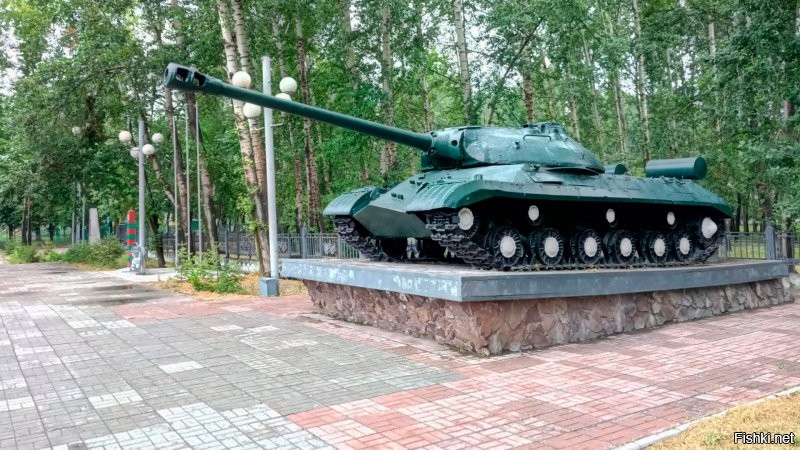 Самолет там стоял раньше видимо.
Кстати такой самолет(как и Т-34), чуть ли не в каждом городе стоит в парке каком-нибудь.
Ачинск например..
Рядом ТАНЧИК, правда не Т34.