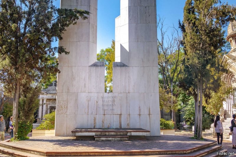 И для маленьких любителей конспирологии:

ПТИЦА фЕНИКС И РИТУАЛ 33-Х



Капсула называлась FENIX 2 (значение слова FENIX в гематрии - 31, FENIX 2 = 31+2=33)
Феникс с масонстве соотносится с 33-м градусом посвящения.
Последнего шахтёра достали 13-го октября. Высота капсулы была 13 футов.

Лого горнодобывающей компании Codelco - всевидящее око. 

Номер вагонетки в фильме "The 33" - sn.vk.45. Значение sn (19+14) и vk в гематрии 33. 

После извлечения шахтеров одели в футболки с перевернутой звездой (на флаге Чили звезда обычная)

Ну и на закуску.
Президент Чили С. Альенде (великий Магистр), был убит (внезапно) 11 сентября. Монумент на могиле Альенде удивительно напоминает башни-близнецы