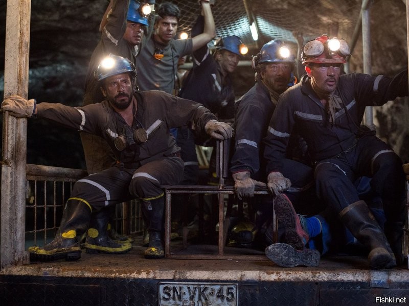 И для маленьких любителей конспирологии:

ПТИЦА фЕНИКС И РИТУАЛ 33-Х



Капсула называлась FENIX 2 (значение слова FENIX в гематрии - 31, FENIX 2 = 31+2=33)
Феникс с масонстве соотносится с 33-м градусом посвящения.
Последнего шахтёра достали 13-го октября. Высота капсулы была 13 футов.

Лого горнодобывающей компании Codelco - всевидящее око. 

Номер вагонетки в фильме "The 33" - sn.vk.45. Значение sn (19+14) и vk в гематрии 33. 

После извлечения шахтеров одели в футболки с перевернутой звездой (на флаге Чили звезда обычная)

Ну и на закуску.
Президент Чили С. Альенде (великий Магистр), был убит (внезапно) 11 сентября. Монумент на могиле Альенде удивительно напоминает башни-близнецы